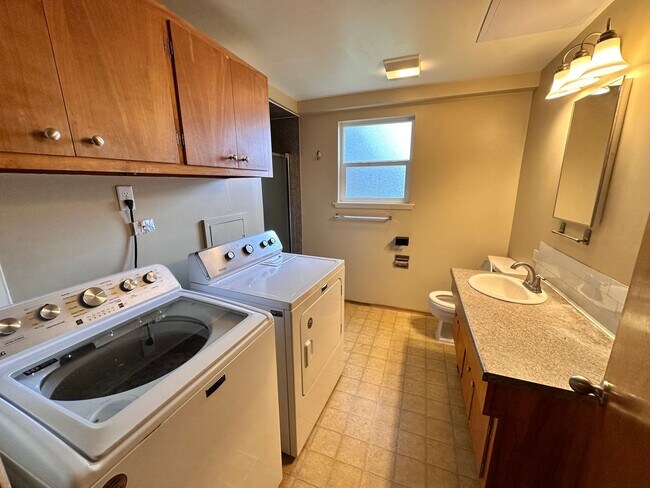 Building Photo - Tradition Kirkland Split Level with Gorgeous Views nestled in the middle of NorKirk