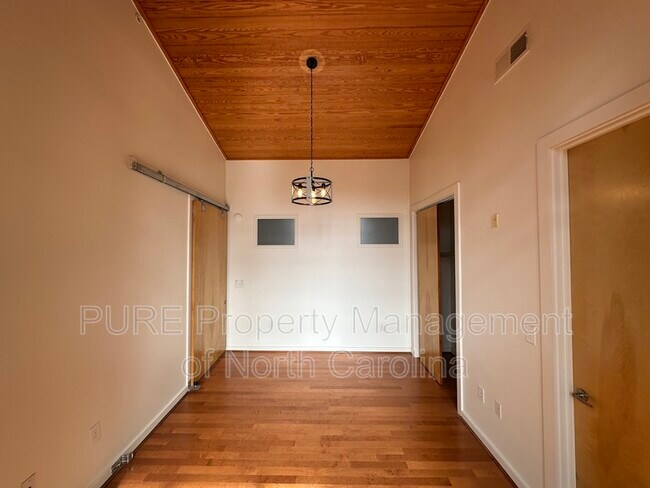 Building Photo - 2116 McClintock Rd
