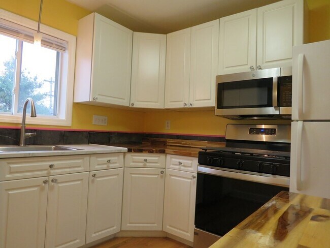 Building Photo - 715 Main St