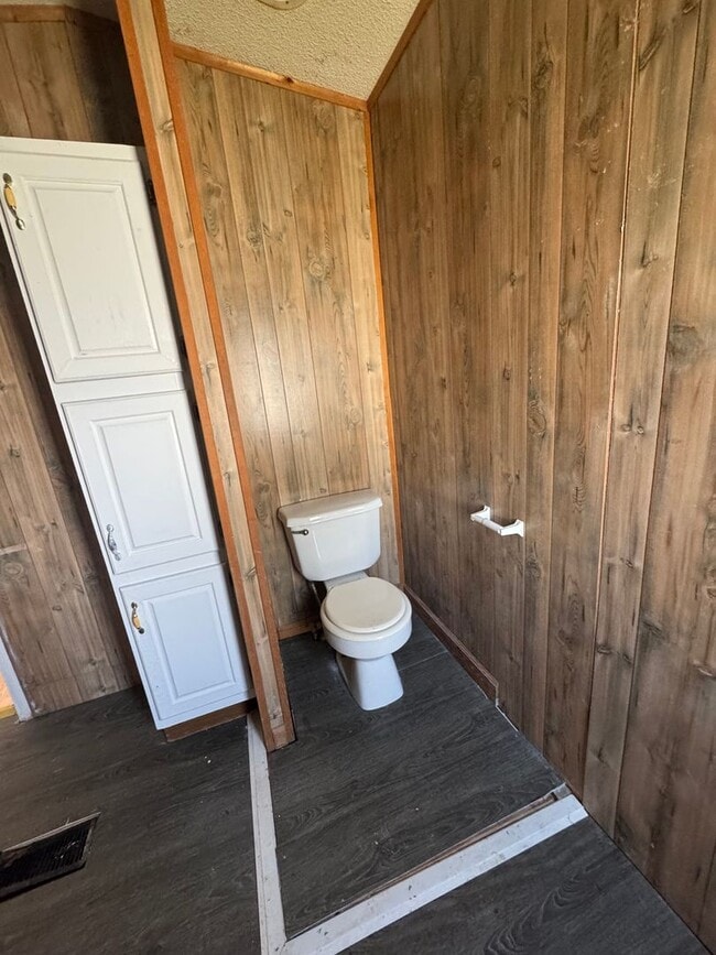 Building Photo - Country living with spacious front and backyard - 3 beds/ 2bath available now