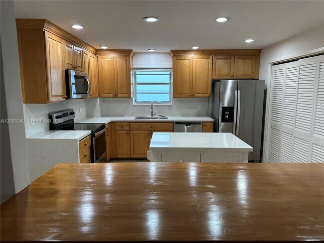 Building Photo - 5825 Collins Ave