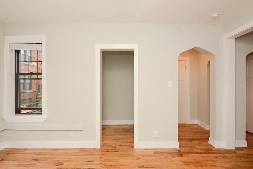 Building Photo - 4410 N Wolcott Ave