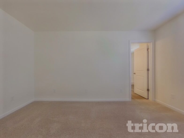 Building Photo - 1080 Crescent Moon Lp