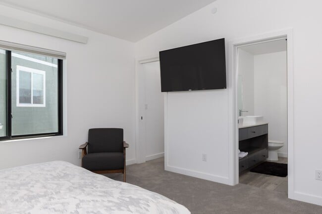 Building Photo - Fully Furnished - 2 bedroom / 2.5 unit in ...