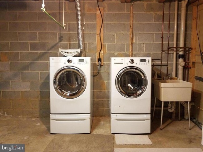 Building Photo - 5551 Winford Ct