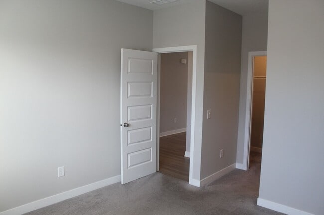 Building Photo - Spacious 5 BR Home in Avon Schools!
