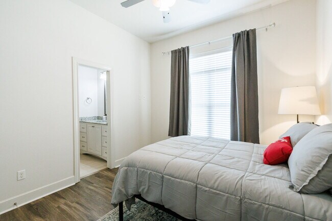 Building Photo - Luxury 4-Bedroom, 3-Bathroom Home in Kelse...