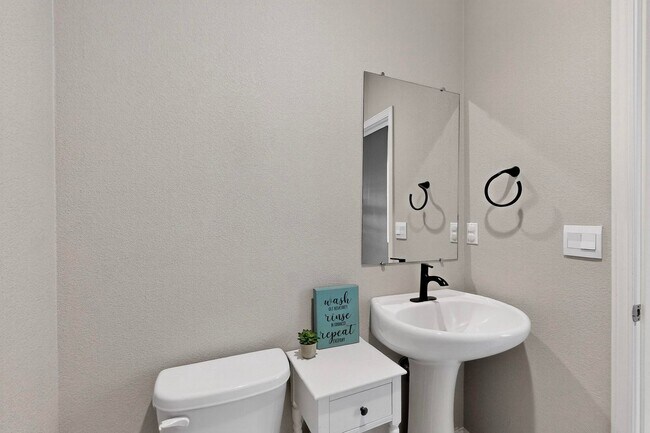 Building Photo - For Rent | Unfurnished Home | 4 Bed / 2.5 Bath | 2 Car Garage | 2-Story | Rio Rancho | Solar