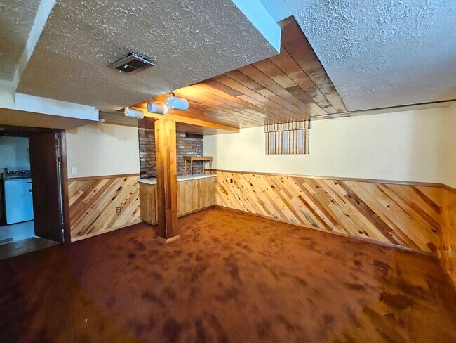 Building Photo - $2,100 - 3 Bed / 2 Bath Charming Home by G...