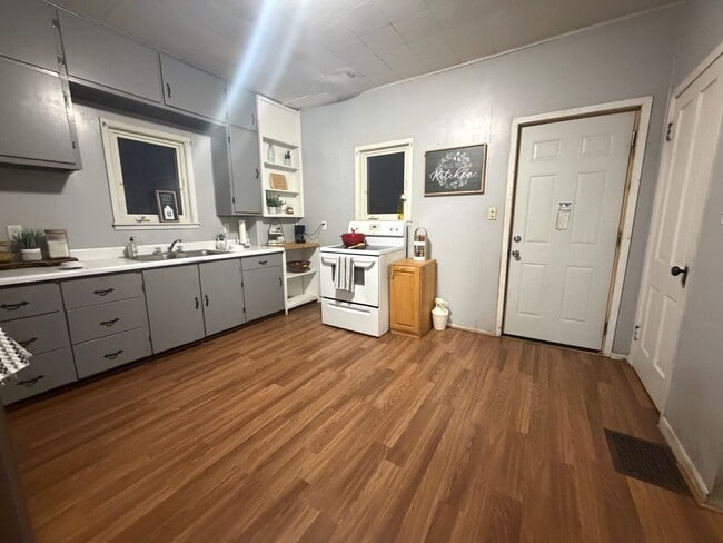 Building Photo - 2 bed, 1 bath home for rent in West Waterloo