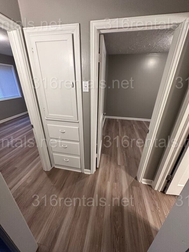 Building Photo - $1345 - 4 bed 1 bath home - Single Family Home