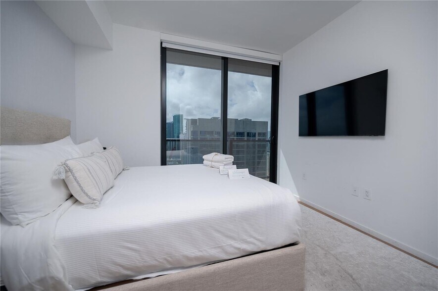 Building Photo - 398 NE 5th St