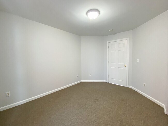 Building Photo - Gorgeous single-family home near Hartford Hospital