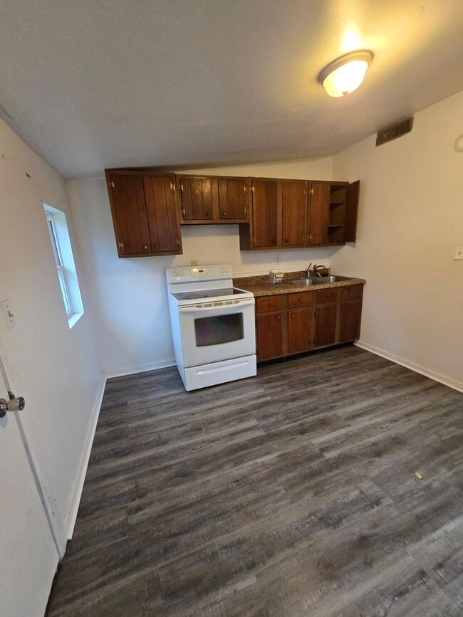 Building Photo - One Bedroom Duplex Near Walnut Street and West Jackson Street - Muncie, Indiana Rent Special $100...