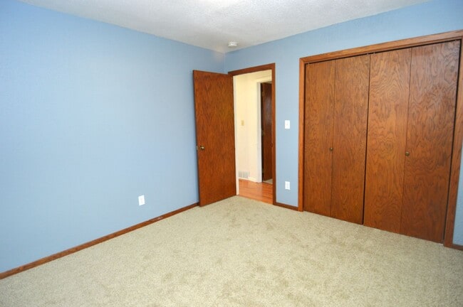 Building Photo - Huge 4 Bed 2 Bath Single Family Home!! Ton...