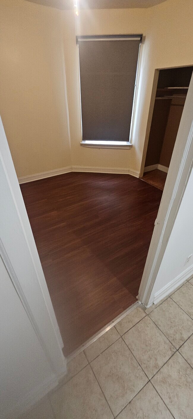 Building Photo - 1811 W 63rd St