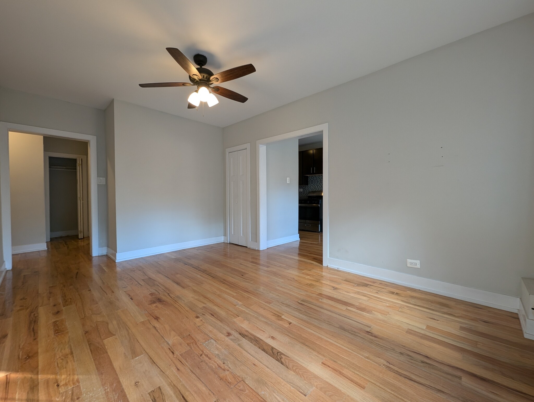 Building Photo - 628 W Cornelia Ave