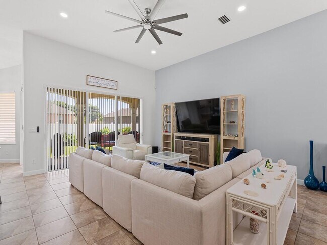 Building Photo - 6420 Parklane Ct