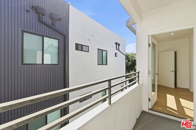 Building Photo - 11408 W Sarah St