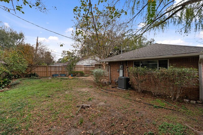 Building Photo - 5307 Poinciana Dr