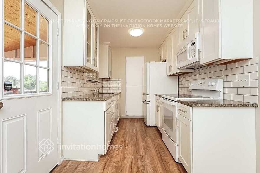 Building Photo - 10530 W 106th Pl