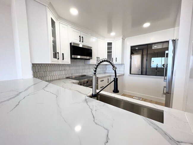 Building Photo - Beautifully Remodeled Condo with OCEAN VIE...