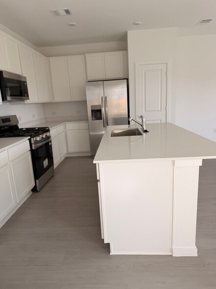 Building Photo - 2148 Salinas Dr