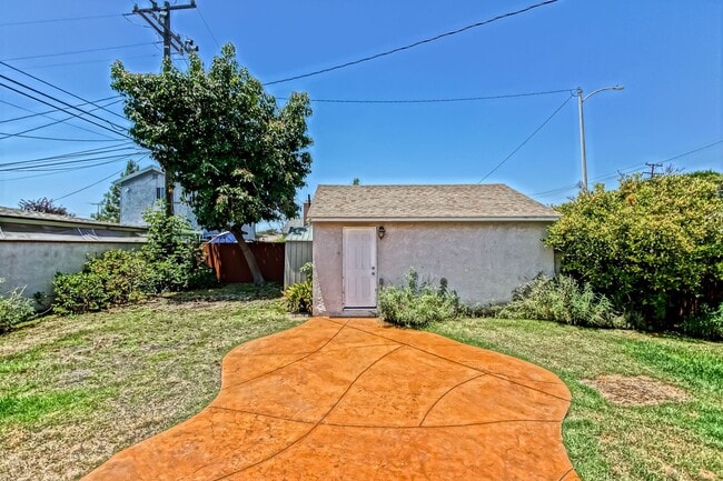 Building Photo - CHARMING, BRIGHT & AIRY HOME ON LARGE CORN...
