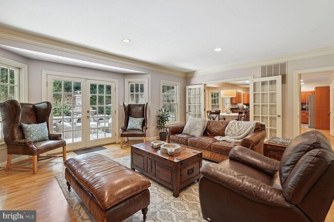Building Photo - 5 Bed 4.5 Bath - Bethesda len Echo Heights...