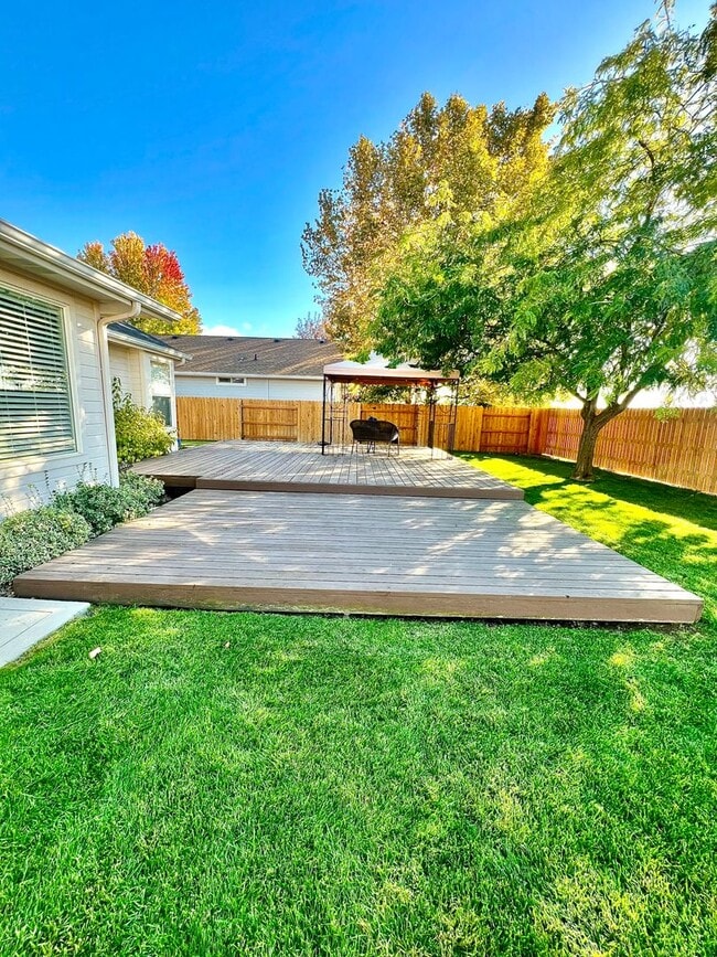 Building Photo - 3 Bed 2 Bath Single Level Home with 3 Car ...