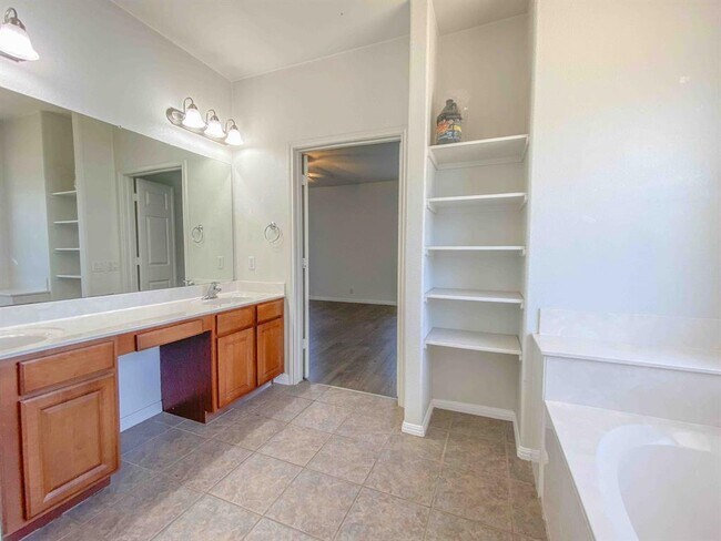 Building Photo - 609 W 37th St