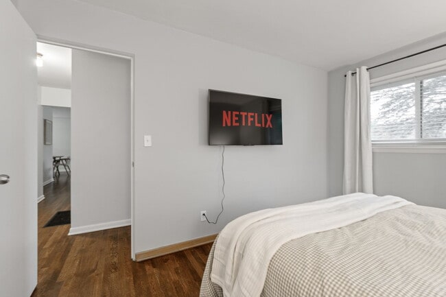 Building Photo - Fully Furnished! Stunning UA Ranch with 3 ...