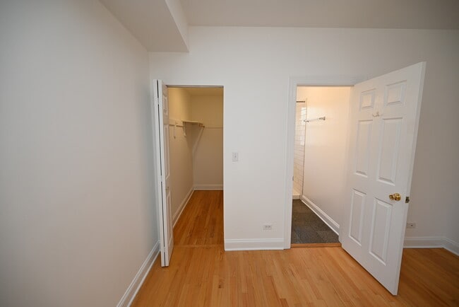 Building Photo - 7404 N Oakley Ave