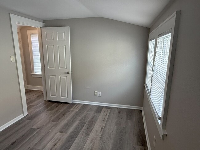 Building Photo - Private 4 bedroom home in West Allis
