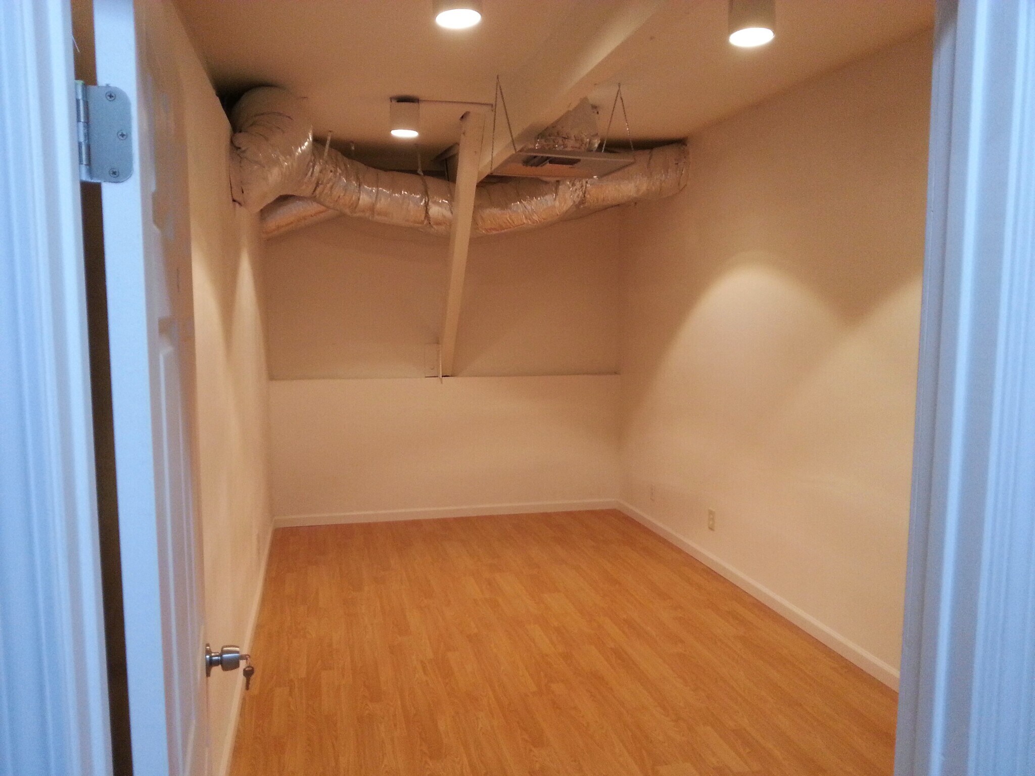 Building Photo - 1330 N Blue Gum St