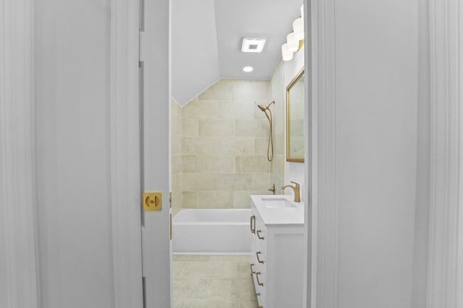 Building Photo - 116 Mary St