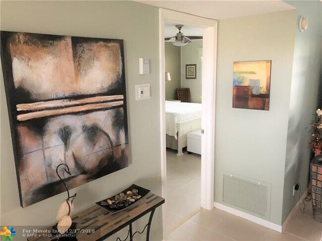 Building Photo - 2515 NE 1st Ct