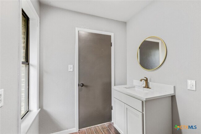 Building Photo - 116 Newport Dr