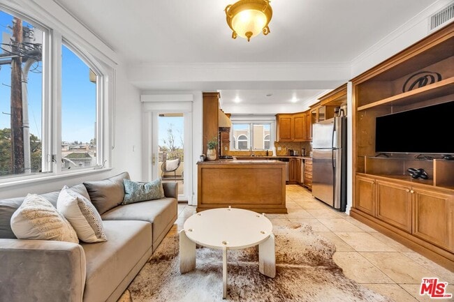 Building Photo - 871 Granville Ave