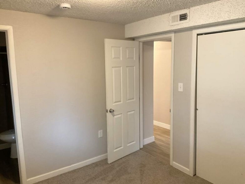 Building Photo - 15616 E Eldorado Dr