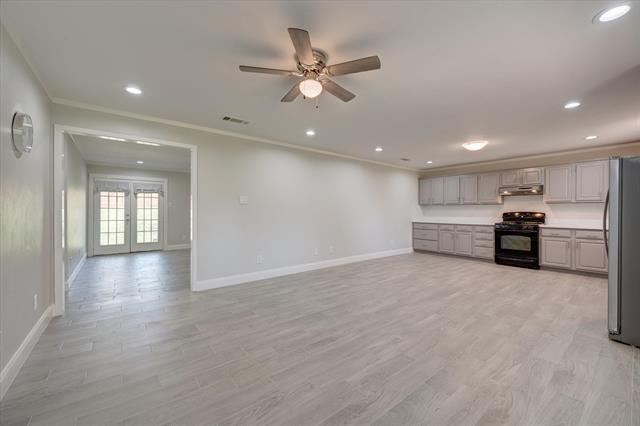 Building Photo - 304 Oak Dr