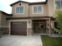 Building Photo - Luxury 3 Bedroom 2.5 Bath with Upscale Ame...