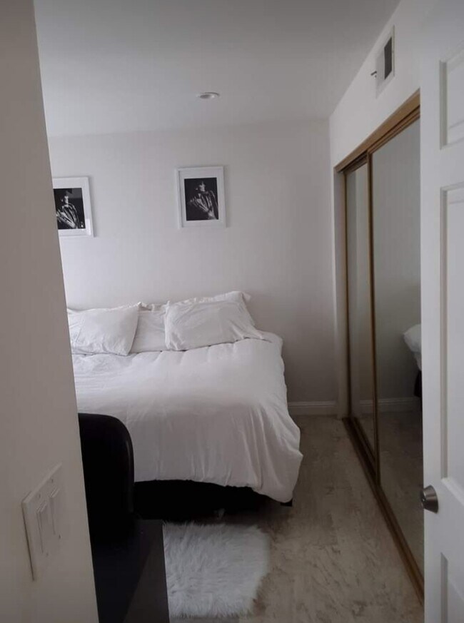 Master bedroom - 1040 N Gardner St