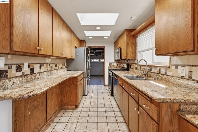 Building Photo - 1450 Kolln St