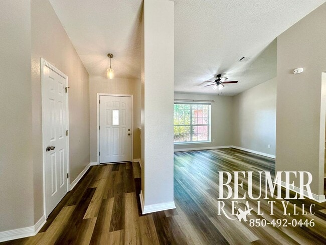 Building Photo - Home nestled in in W. Pensacola minutes fr...