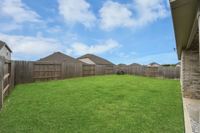 Building Photo - Immediate Move-In Ready 3-Bedroom Home in Rosharon. Comfort, Space & Easy Living