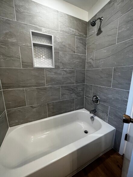 Tub and Shower - 1925 Plaza Way