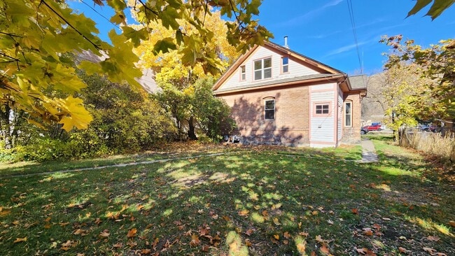 Building Photo - Charming House Near Providence