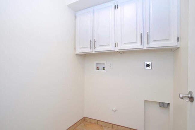 Building Photo - Beautifully Updated 3 Bedroom Townhome nea...