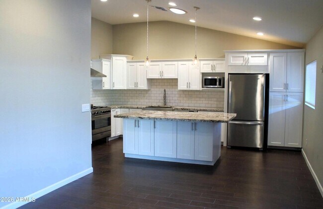 Building Photo - 1016 E Rose Ln